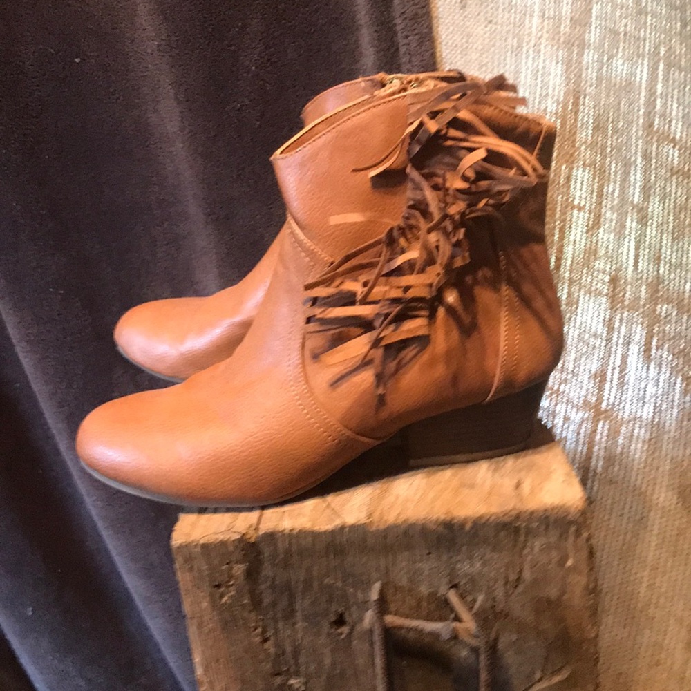 Size 9 western ladies side zip boots with fringes